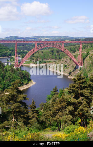 Gustave Eiffel, le viaduc ferroviaire du Viaduc de Garabit, sur la rivière Truyère à Ruynes-en-Margeride, Cantal, France Banque D'Images