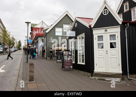 Vieux bois artisan de la construction des boutiques de souvenirs et de l'office de tourisme sur bankastraeti Reykjavik Islande Banque D'Images