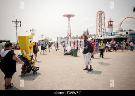 Des personnages costumés solliciter des conseils sur la promenade sur une chaude saison dimanche, Juillet 5, 2015 dans Coney Island à Brooklyn à New York sur le week-end du 4 juillet. Certains des personnages ont déplacé de Times Square à Coney Island en raison de l'augmentation de la concurrence. (© Richard B. Levine) Banque D'Images