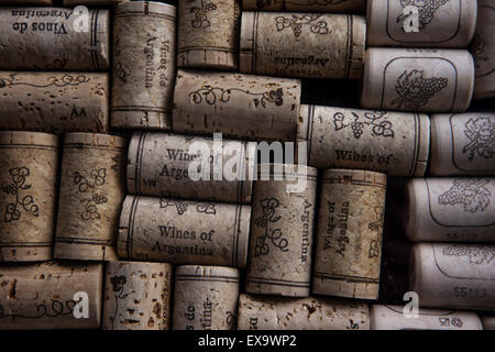 Mendoza. 23 Juin, 2015. Image prise le 23 juin 2015 montre wine corks dans le secteur de la vinification dans la cave Trivento Winery, dans la région de Maipu city, province de Mendoza, en Argentine. La province de Mendoza, dans le centre-ouest de l'Argentine, connu pour son climat ensoleillé et les montagnes des Andes, est l'un des meilleurs quartiers de vin d'Amérique latine. © Martin Zabala/Xinhua/Alamy Live News Banque D'Images