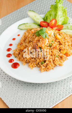 Riz frit aux crevettes Sriracha Banque D'Images