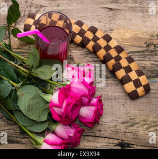 Bouquet de roses rouges et les cookies verre Banque D'Images