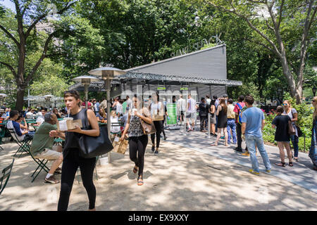 La foule des amateurs de burger au Shake Shack au Madison Square Park de New York le Mardi, Juillet 7, 2015. Actions de la Cabane à secouer comme un plongé rapport par les analystes de Morgan Stanley a abaissé la stock comme trop coûteux. (© Richard B. Levine) Banque D'Images