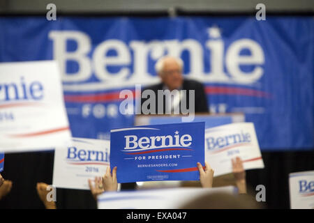 MADISON, WI/USA - 1 juillet 2015 : un groupe de partisans brandis un Bernie Sanders pour le président signe pendant un rassemblement de plus de 10 000 personnes pour Bernie Sanders à Madison, Wisconsin. Banque D'Images