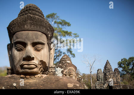 L'Asie, Cambodge, Siem Reap, sculptures sur pierre de garde debout aux portes de temple Bayon à Angkor Wat Banque D'Images