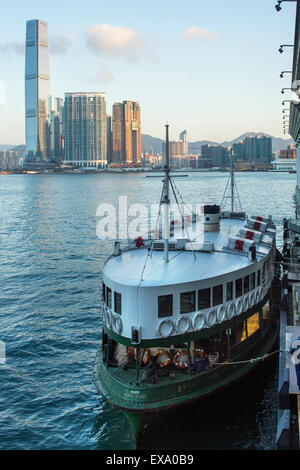 La Chine, Hong Kong, Star Ferry étroits jusqu'à Central Pier à Hong Kong Harbour au lever du soleil avec la péninsule de Kowloon, en backgroun Banque D'Images
