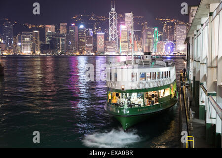 La Chine, Hong Kong, Star Ferry Pier attaché jusqu'à dans le port de Hong Kong sur la péninsule de Kowloon witchy skyline en arrière-plan sur le ni d'hiver Banque D'Images
