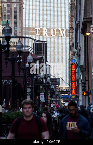 Avis d'État Street en direction de la Trump Tower, Chicago, Illinois, États-Unis Banque D'Images