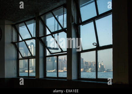La Chine, Hong Kong, vue à travers les fenêtres du Terminal star Ferry de Kowloon avec ville en arrière-plan au lever du soleil sur l'hiver morni Banque D'Images