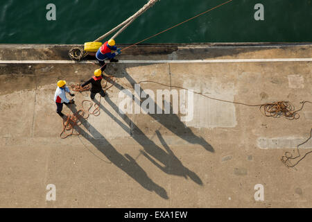 La Chine, Hong Kong, les dockers attacher une croisière dans Tsim Sha Tsui à Kowloon, côté du port de Hong Kong le matin d'hiver Banque D'Images