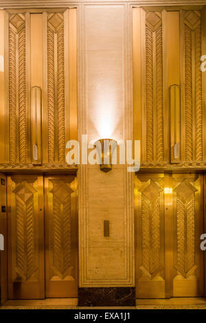 Portes de l'ascenseur, hall de la Merchandise Mart, Chicago, Illinois, États-Unis Banque D'Images