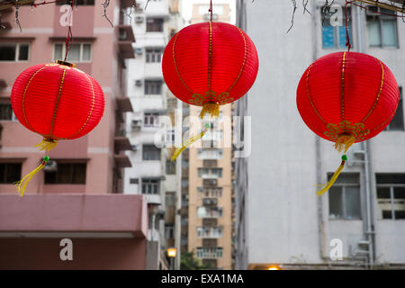 La Chine, Hong Kong, lanternes rouges du restaurant de blocs d'appartements avec avant-toit en arrière-plan sur la péninsule de Kowloon Banque D'Images