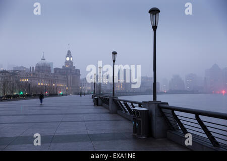 La Chine, Shanghai, Foggy Dawn sur la rivière Huangpu et front de mer, dans le quartier historique de Bund matin d'hiver Banque D'Images