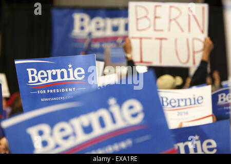 MADISON, WI/USA - 1 juillet 2015 : un groupe de partisans brandis un Bernie Sanders pour le président signe pendant un rassemblement de plus de 10 000 personnes pour Bernie Sanders à Madison, Wisconsin. Banque D'Images