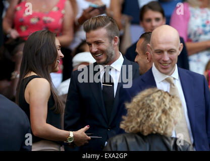 Londres, Royaume-Uni. 09 juillet 2015. Ancien footballeur David Beckham Angleterre(2L) est vu dans la loge royale sur le court central lors de la demi-finale de la femme au Wimbledon Wimbledon en 2015, le sud-ouest de Londres, la Grande-Bretagne le 9 juillet 2015. Credit : Han Yan/Xinhua/Alamy Live News Banque D'Images