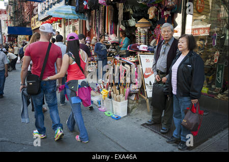 Les touristes à pied à travers les rues de Chinatown à Manhattan, 2012. Banque D'Images