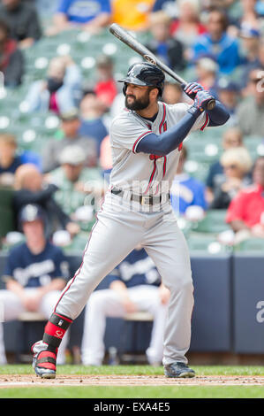 Milwaukee, WI, USA. 8 juillet, 2015. Droit des Atlanta Braves fielder Nick Markakis # 22 jusqu'à chauve-souris pendant le match de la Ligue Majeure de Baseball entre les Milwaukee Brewers et les Braves d'Atlanta au Miller Park de Milwaukee, WI. Brewers a vaincu les Braves 6-5. John Fisher/CSM/Alamy Live News Banque D'Images