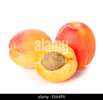 Abricots isolé sur un fond blanc. Banque D'Images