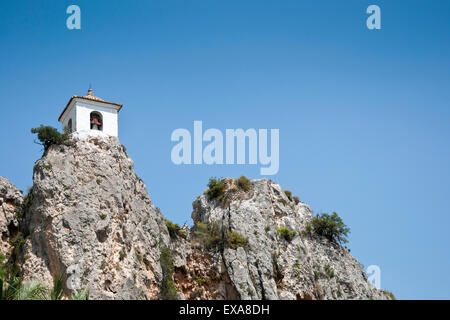 Beffroi sur le sommet de la montagne, El Castell de Guadalest, Alicante, Espagne Banque D'Images