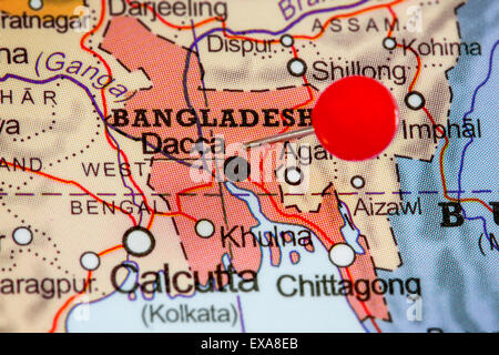 Close-up d'une punaise rouge sur une carte du Bangladesh Banque D'Images