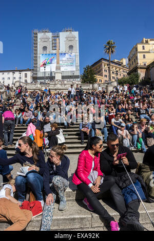 La foule sur la place d'Espagne à Rome, Italie Banque D'Images