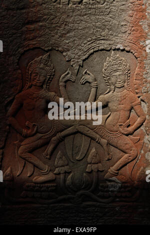 Bas-relief d'anges célestes Apsara appelé sur Prasat Bayon temple collumn, Angkor Thom, au Cambodge. Banque D'Images