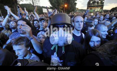 Jáchymov, République tchèque. 09 juillet 2015. Fans de groupe allemand U.D.O. en photo pendant le Festival International de Musique Masters of Rock à Jáchymov, République tchèque, le 9 juillet 2015. Credit : Dalibor Gluck/CTK Photo/Alamy Live News Banque D'Images