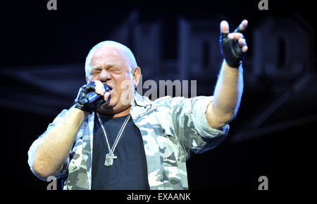 Jáchymov, République tchèque. 09 juillet 2015. Chanteur Udo Dirkschneider groupe allemand U.D.O. effectue au cours de l'International Music Festival Masters of Rock à Jáchymov, République tchèque, le 9 juillet 2015. Credit : Dalibor Gluck/CTK Photo/Alamy Live News Banque D'Images