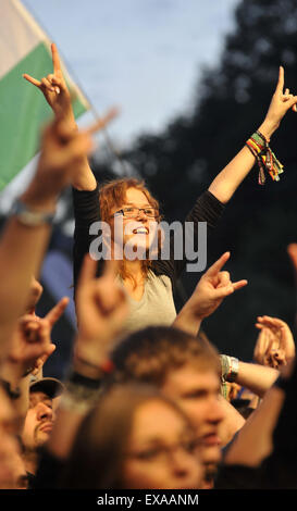 Jáchymov, République tchèque. 09 juillet 2015. Fans de groupe allemand U.D.O. en photo pendant le Festival International de Musique Masters of Rock à Jáchymov, République tchèque, le 9 juillet 2015. Credit : Dalibor Gluck/CTK Photo/Alamy Live News Banque D'Images