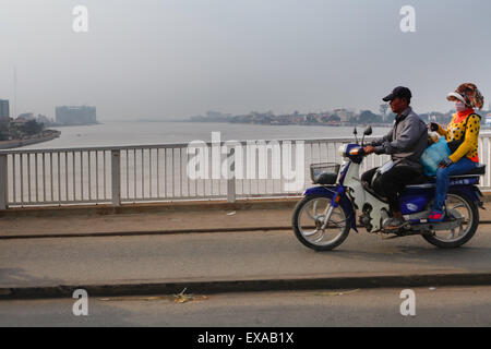 Les automobilistes qui traversent le pont Chrong Changvar en traversant la rivière Tonle SAP à Phnom Penh, au Cambodge. Banque D'Images