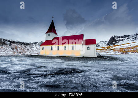 Vieille église en bois,rouge,Vik l'Islande Banque D'Images