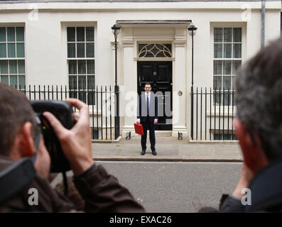 Londres, Royaume-Uni. 08 juillet, 2015. Chancelier de l'Echiquier George Osborne est photographié alors qu'il détient le budget fort à l'extérieur rouge numéro 11 Downing Street, avant de prononcer son discours à la Chambre des communes. C'est le premier budget conservateur en près de 20 ans. Crédit : Paul Marriott/Alamy Live News Banque D'Images