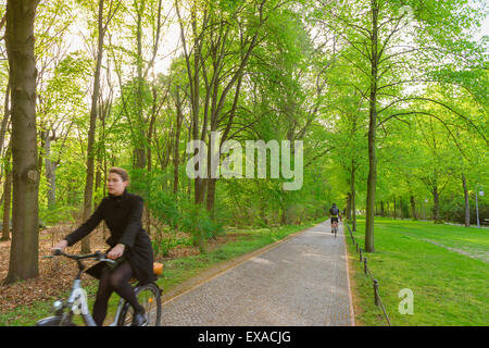 Parc de Berlin, vue des cyclistes en utilisant les grands chemins de vélo dans le parc Tiergarten, printemps, Berlin, Allemagne Banque D'Images