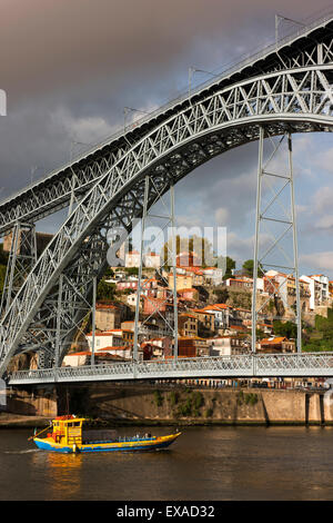 Dom Luis I pont enjambe le fleuve Douro à Porto. Banque D'Images