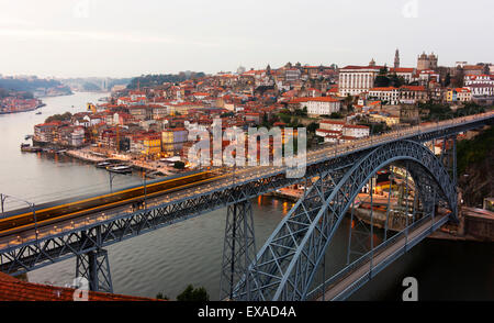 Dom Luis I pont enjambe le fleuve Douro à Porto. Banque D'Images