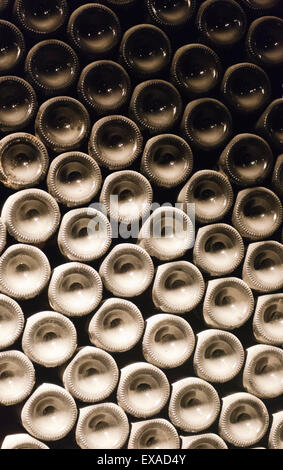 Des bouteilles de vin poussiéreuses empilées dans le musée du vin à la cave de Sandeman. Banque D'Images