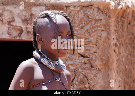 La Namibie, KAMANJAB, 10 octobre : enfant non identifié tribu Himba. Les himbas sont des peuples autochtones vivant dans le nord de la Namibie, en t Banque D'Images