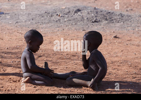 La Namibie, KAMANJAB, 10 octobre : enfant non identifié tribu Himba. Les himbas sont des peuples autochtones vivant dans le nord de la Namibie, en t Banque D'Images