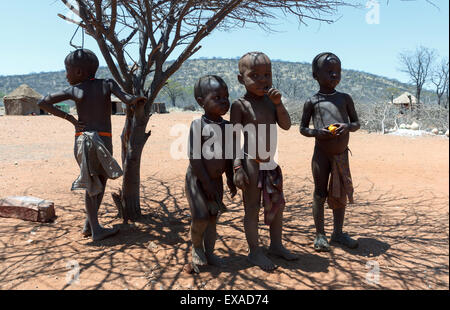 La Namibie, KAMANJAB, 10 octobre : enfant non identifié tribu Himba. Les himbas sont des peuples autochtones vivant dans le nord de la Namibie, en t Banque D'Images