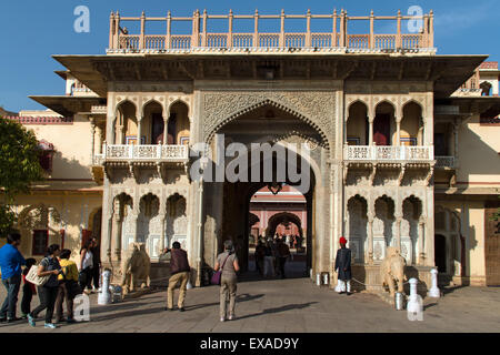 Entrée de la ville palais de Jai Singh II., Chandra Mahal, Jaipur, Rajasthan, Inde Banque D'Images