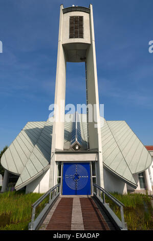 Église moderne avec clocher, congrégation évangélique luthérienne, Neunkirchen am Brand, Haute-Franconie, Bavière, Allemagne Banque D'Images