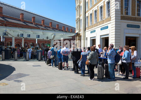 Londres, Royaume-Uni. 9 juillet 2015 - La plus grande grève dans le métro de Londres en 13 ans est à l'origine de commuter le chaos dans la ville. À St Pancras International et stations de King's Cross, les voyageurs en provenance de l'étranger sur l'Eurostar, ainsi que de trains sur les réseaux ferroviaires nationaux sont laissées dans de longues files d'attente pour les taxis. Credit : Nathaniel Noir/Alamy Live News Banque D'Images