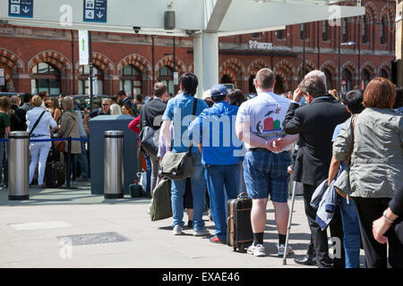 Londres, Royaume-Uni. 9 juillet 2015 - La plus grande grève dans le métro de Londres en 13 ans est à l'origine de commuter le chaos dans la ville. À St Pancras International et stations de King's Cross voyageurs arrivant de l'étranger sur l'Eurostar, ainsi que de trains sur les réseaux ferroviaires nationaux sont laissées dans de longues files d'attente pour les taxis. Credit : Nathaniel Noir/Alamy Live News Banque D'Images