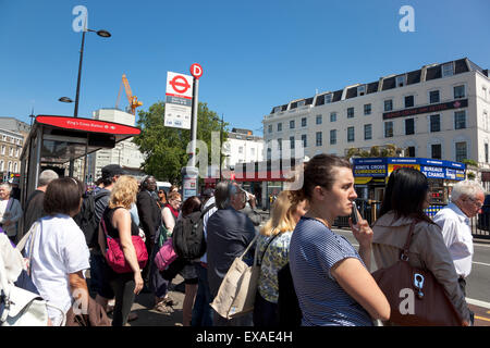 Londres, Royaume-Uni. 9 juillet 2015 - La plus grande grève dans le métro de Londres en 13 ans est à l'origine de commuter le chaos dans la ville. À St Pancras International et stations de King's Cross, les voyageurs arrivant en Eurostar et trains ferroviaires nationaux, ainsi que du Londoner réguliers sont coincés sur les arrêts de bus et des bus bondés. Credit : Nathaniel Noir/Alamy Live News Banque D'Images