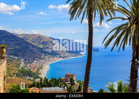 Voir Haut de Letojanni village et plage sur la Cape Taormina, Messina, Sicile, Italie Banque D'Images