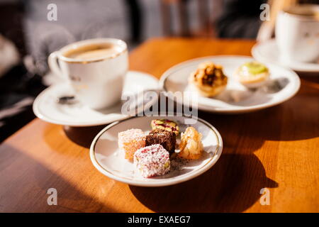 Les loukoums (Lokum) sur la plaque et le café, café près de Spice Bazaar, Istanbul, Turquie, Europe Banque D'Images