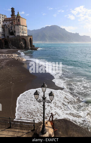 Rue de fantaisie, lampe ancre rouillée et des vagues se brisant sur la plage, église lointain, Atrani, Côte Amalfitaine, Campanie, Italie Banque D'Images