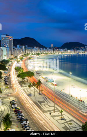 La plage de Copacabana dans la nuit, Rio de Janeiro, Brésil, Amérique du Sud Banque D'Images