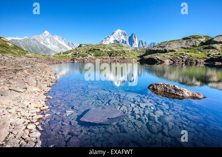 Le Mont Blanc se reflétant dans les eaux du lac des Cheserys, Haute Savoie, Alpes, France, Europe Banque D'Images