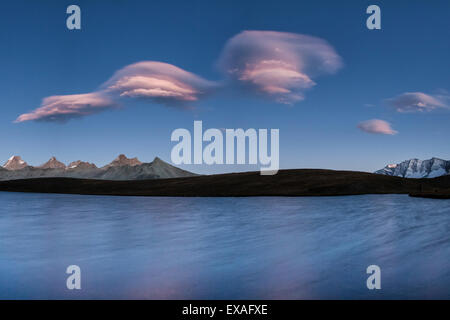 Nuages rose après le coucher du soleil sur le lac Rosset à une altitude de 2709 mètres, le Parc National du Gran Paradiso, Alpi Graie, Italie Banque D'Images